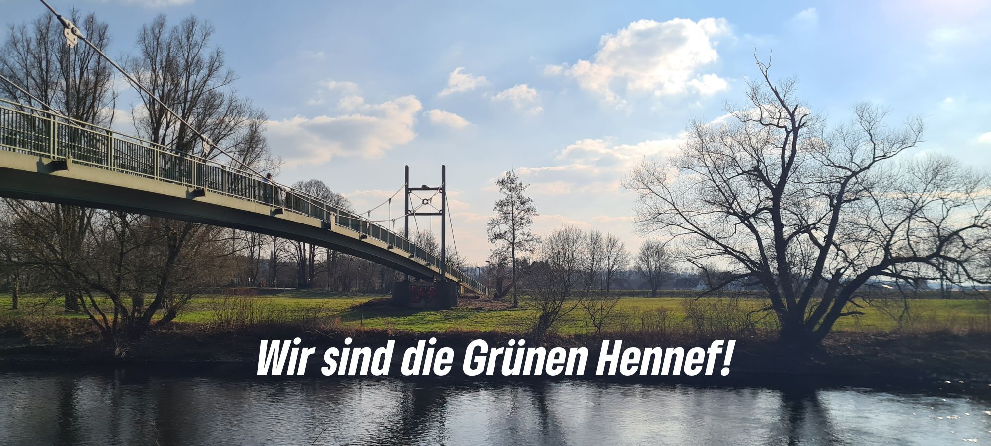 Fußgängerbrücke über die Sieg bei dem Restaurant Sieglinde mit dem Text "Wir sind die Grünen Hennef"