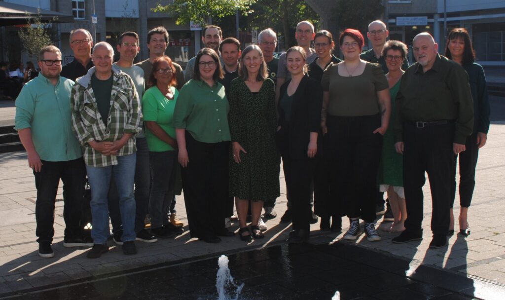 Gruppenbild der Kandidatinnen und Kandidaten zur Kommunalwahl 2025. von links: Christian Sass, Karl Jonas, Rolf Schaumburg, Christian Gunkel, Andreas Lohscheidt, Michaela Balansky, Jennifer Sass, Simon Rosen, Mario Findeklee, Sabine Widmaier, Matthias Ecke, Miriam Deimel, Kay-Henning Gockel, Leah Dörr, Sabrina Weinert, Christian Schug, Iris Laier, Hans Egon Krämer, Claudia Eiselt