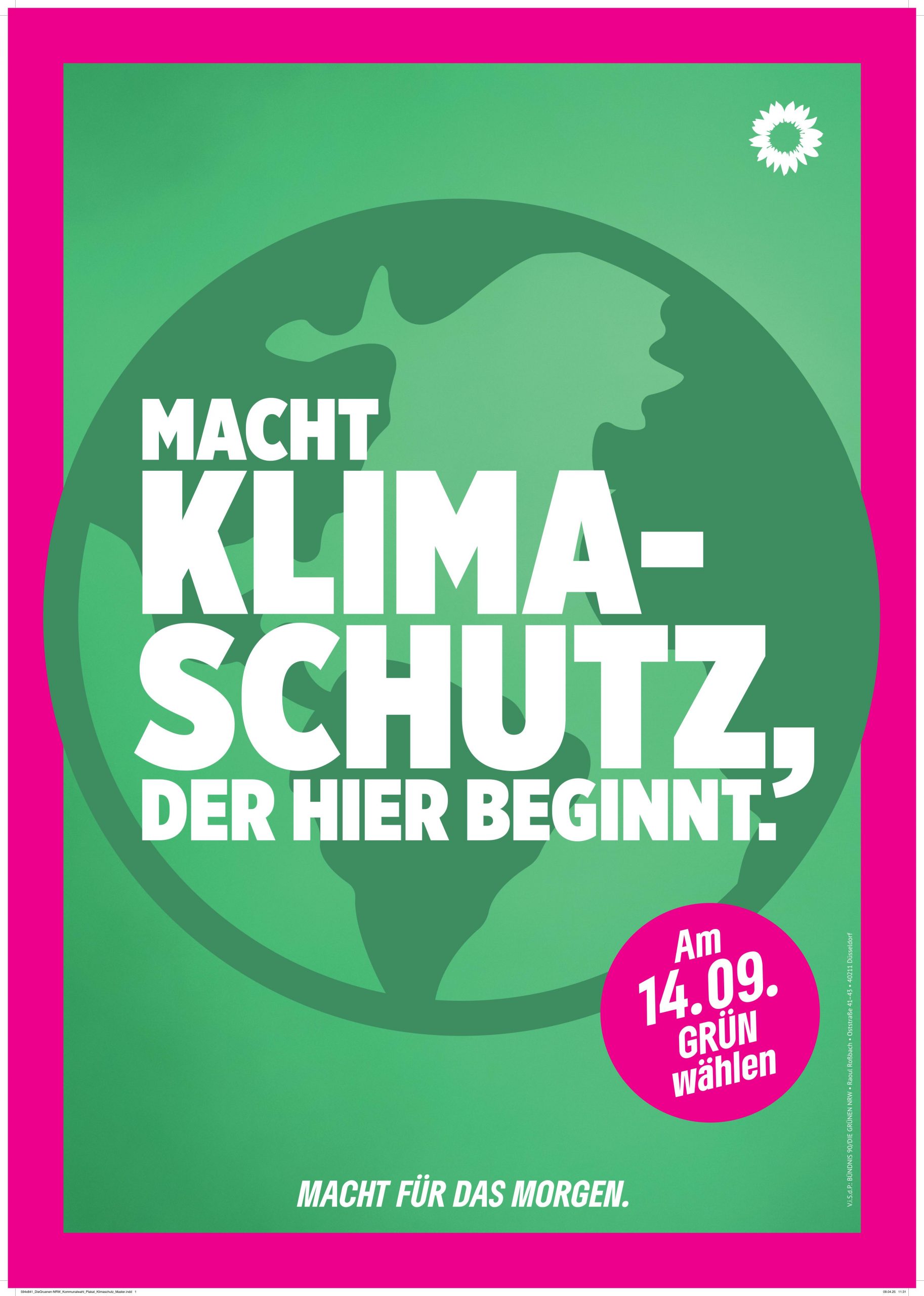 Plakat mit einem pinken Rand und vor einem grünem Hintergrund ein Icon von einer Weltkugel, mit dem Text "Macht Klimaschutz, der hier beginnt.", einem pinken Kreis mit dem Text "'Am 14.09. Grün Wählen" und dem Slogan "Macht für das Morgen." ganz unten.