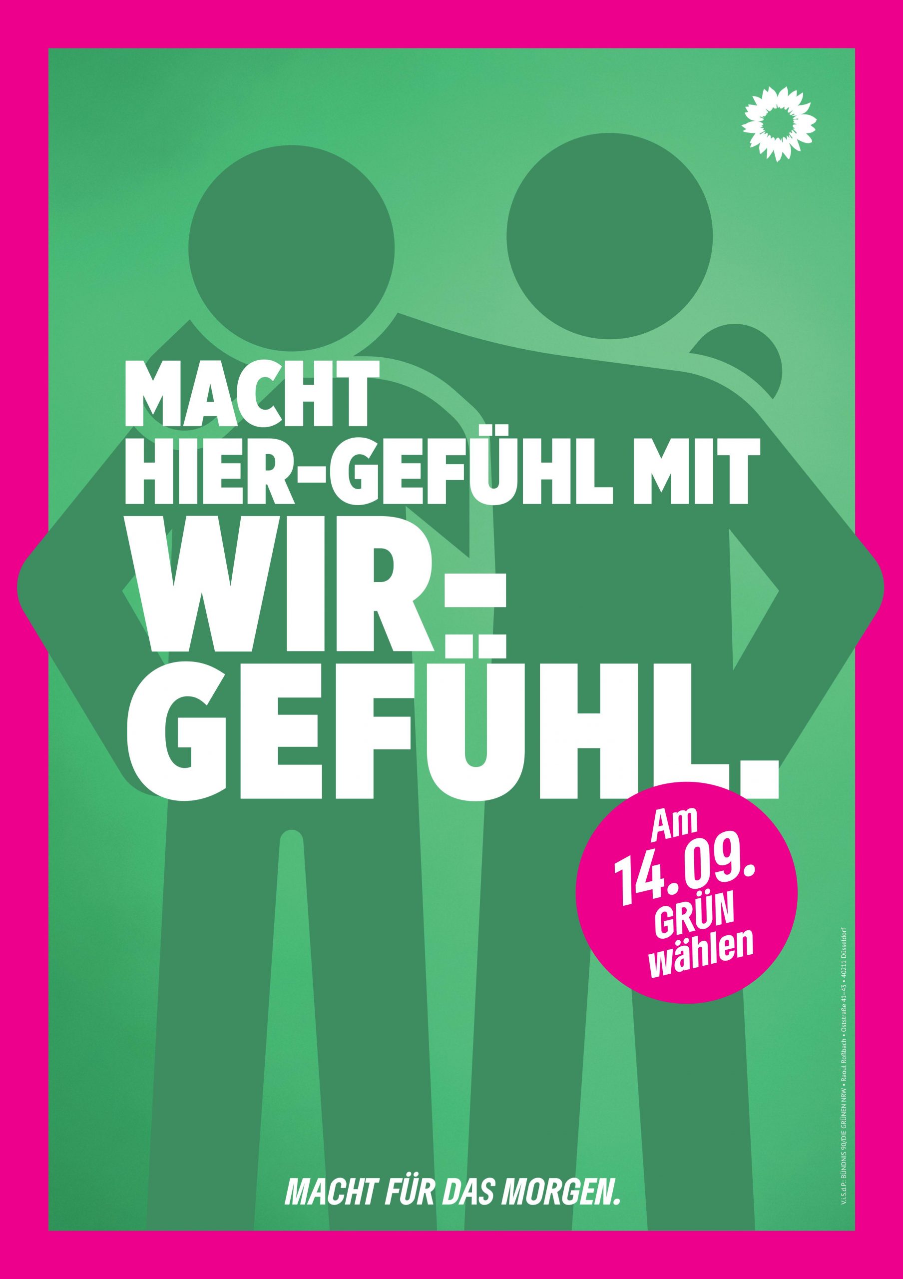 Plakat mit einem pinken Rand auf grünem Hintergrund zwei Personen nebeneinander, die sich an den Schultern fassen, und dem Text "Macht Hier-Gefühl mit Wir-Gefühl.", einem pinken Kreis mit dem Text "'Am 14.09. Grün Wählen" und dem Slogan "Macht für das Morgen." ganz unten.