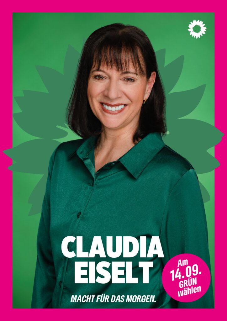 Portraitaufnahme von Claudia Eiselt als Wahlplakat mit grüner Sonnenblume im Hintergrund, weißer kleiner Sonnenblume oben rechts, seinem Namen, einem Button mit dem Text "Am 14.09. Grün wählen" und dem Claim Macht für das Morgen.