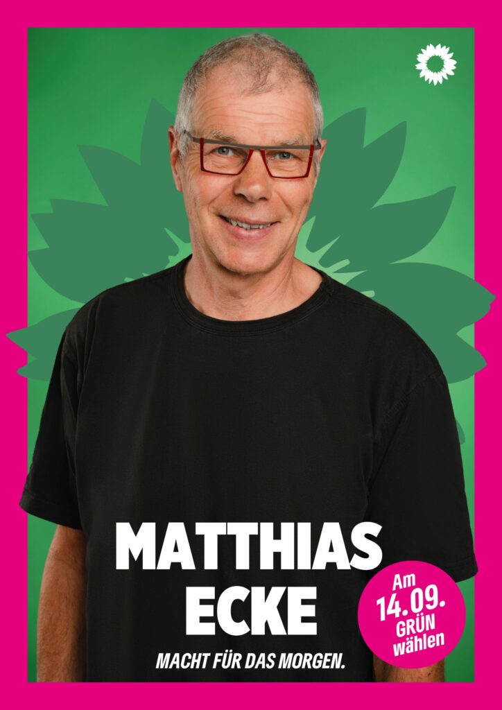 Portraitaufnahme von Matthias Ecke als Wahlplakat mit grüner Sonnenblume im Hintergrund, weißer kleiner Sonnenblume oben rechts, seinem Namen, einem Button mit dem Text "Am 14.09. Grün wählen" und dem Claim Macht für das Morgen.