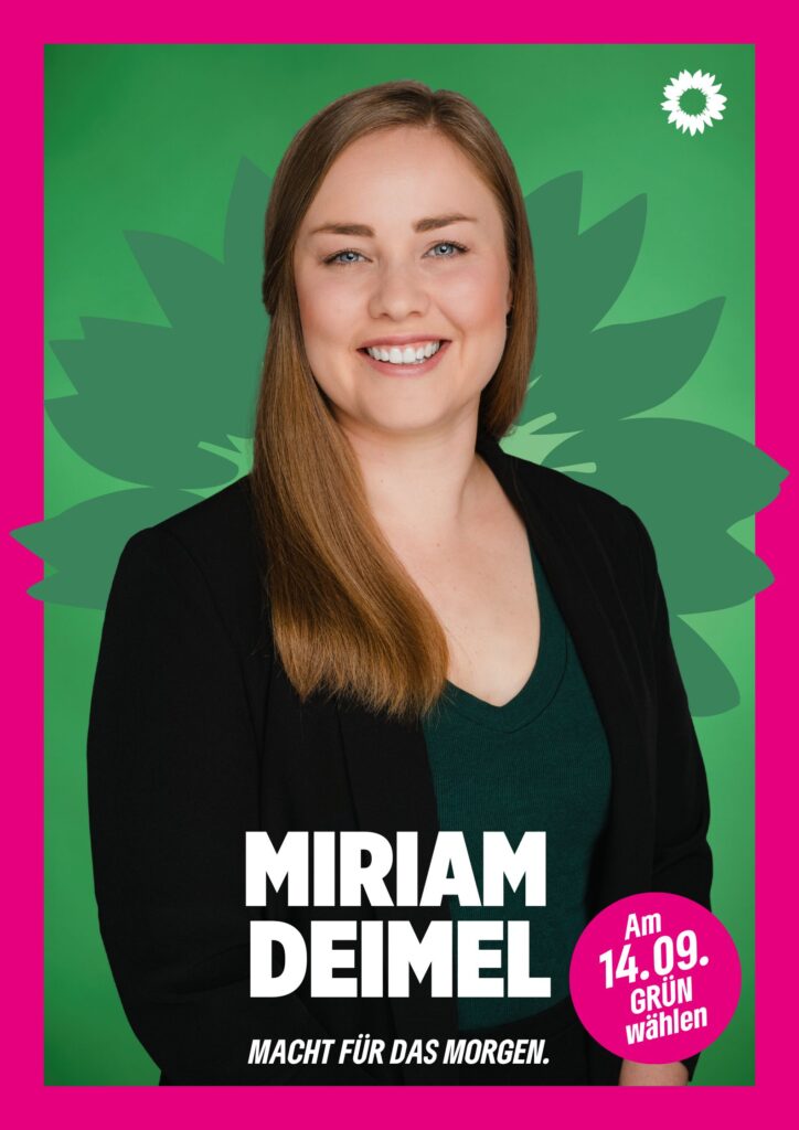 Portraitaufnahme von Miriam Deimel als Wahlplakat mit grüner Sonnenblume im Hintergrund, weißer kleiner Sonnenblume oben rechts, seinem Namen, einem Button mit dem Text "Am 14.09. Grün wählen" und dem Claim Macht für das Morgen.